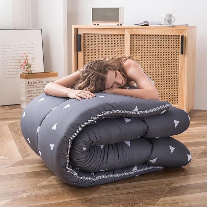 MAXYOYO Grey Triangle Japanese Floor Futon Mattress, Tatami Floor Mat Portable Camping Mattress Kids Sleeping Pad Foldable Roll Up Floor Lounger Pillow Bed Queen Size with Mattress Protector Cover