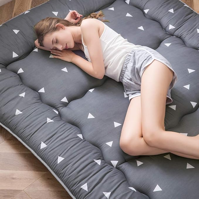 MAXYOYO Grey Triangle Japanese Floor Futon Mattress, Tatami Floor Mat Portable Camping Mattress Kids Sleeping Pad Foldable Roll Up Floor Lounger Pillow Bed Queen Size with Mattress Protector Cover