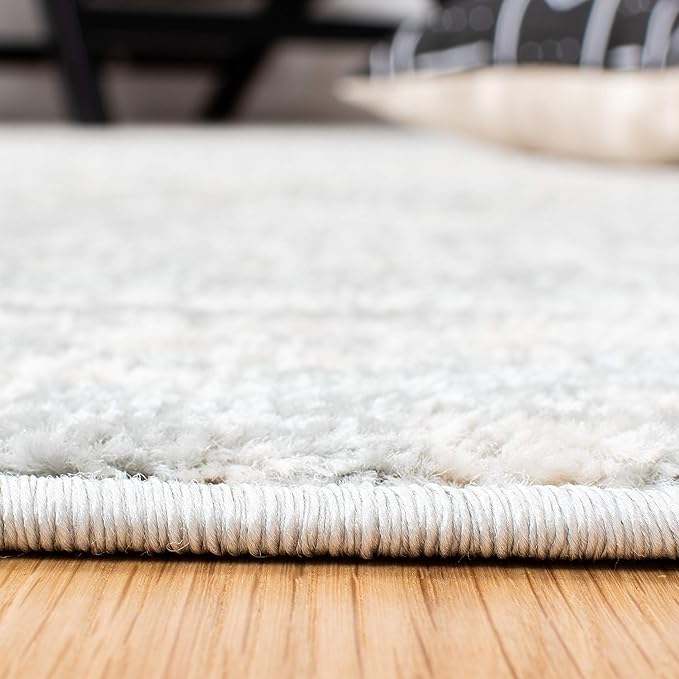 SAFAVIEH Area Rug 4x6 - Tulum Collection - Light Grey & Ivory, Moroccan Boho Tribal Design, Non-Shedding & Easy to Clean, Ideal for Living Room, Bedroom, Dining Space (TUL272F)
