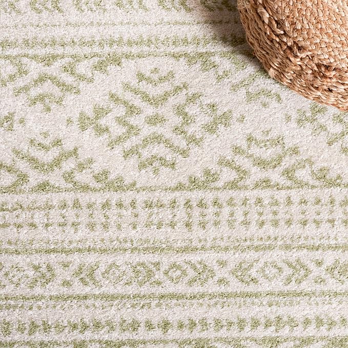 SAFAVIEH Area Rug 6x9 - Tulum Collection - Ivory & Sage, Moroccan Boho Tribal Design, Non-Shedding & Easy to Clean, Ideal for Living Room, Bedroom, Dining Space (TUL272H)