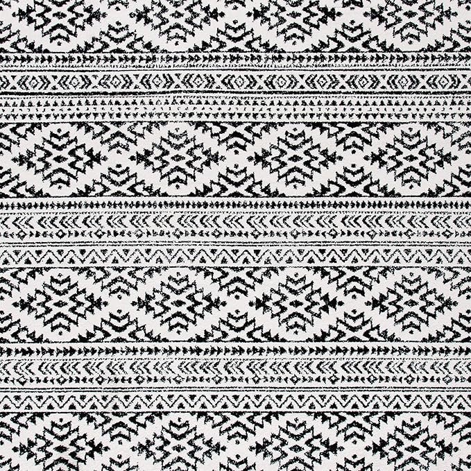 SAFAVIEH Area Rug 6x9 - Tulum Collection - Ivory & Black, Moroccan Boho Tribal Design, Non-Shedding & Easy to Clean, Ideal for Living Room, Bedroom, Dining Space (TUL272B)