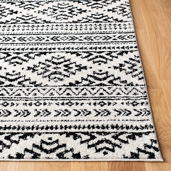 SAFAVIEH Area Rug 6x9 - Tulum Collection - Ivory & Black, Moroccan Boho Tribal Design, Non-Shedding & Easy to Clean, Ideal for Living Room, Bedroom, Dining Space (TUL272B)